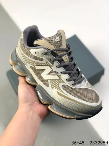 【公司级】New Balance 新鞋型!新百伦NEW BALANCE NB2000系列复古潮流网眼透气跑鞋2000年代风格轻便耐磨厚底增高 气垫缓震运动老爹鞋,这双New Balance 2000 依然是融合了新旧元素的跑鞋造型,命名为 2000,或许是它的设计理念有着 Y2K 的血统.最大的亮点,在于这双鞋的中底.中底造型太抓眼球了,五个 ABZORB 单元!带来极具辨识度和冲击力的视觉效果,让这双鞋在外观和脚感方面都颇具吸引力.鞋面会比以往 New Balance 更扁平化,配合夸张的中底,看上去很有未来感.并且鞋头的线条看上去十分流畅,对于 New Balance 粉丝来说,一定会觉得很新颖. 货号:U2000PBB 尺码:如图 ID:233295H